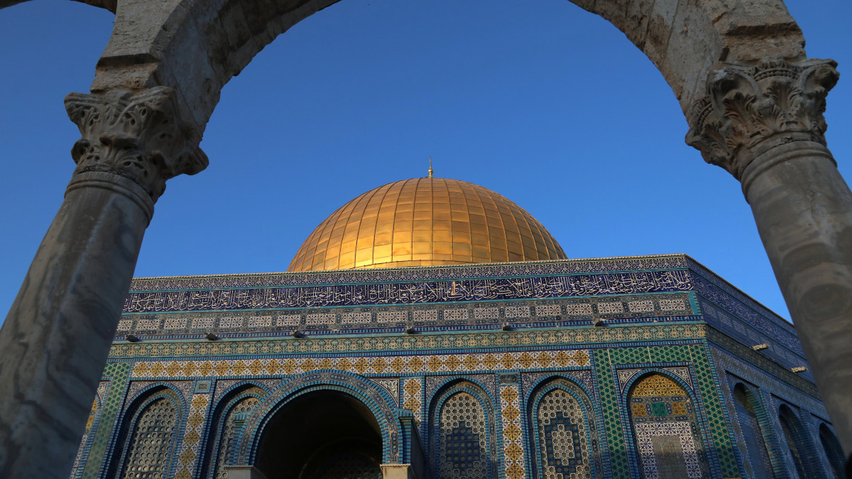 A jeruzsálemi al-Aksza mecset aranyozott kupolája a mohamedán szent böjti hónap, a ramadán idején, 2019. május 28-án. A 30 napos böjt során a hithű muzulmánok naponta ellátogatnak a mecsetbe, ahol a Koránt tanulmányozzák, és az esti imát követően taravih imát végeznek. A test és a lélek megtisztulása érdekében a hívők napkeltétől napnyugtáig nem vesznek magukhoz ételt és italt, továbbá tartózkodnak a dohányzástól és a nemi kapcsolattól.