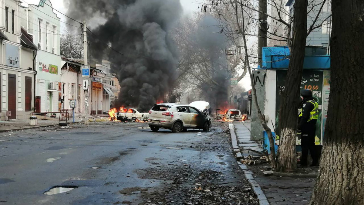 Az Ukrán Állami Katasztrófaelhárító Szolgálat által közreadott kép lángoló autókról a dél-ukrajnai Herszonban 2022. december 24-én, az orosz erők tüzérségi csapásai után. A támadásokban hét ember meghalt, legalább ötvennyolcan megsebesültek.