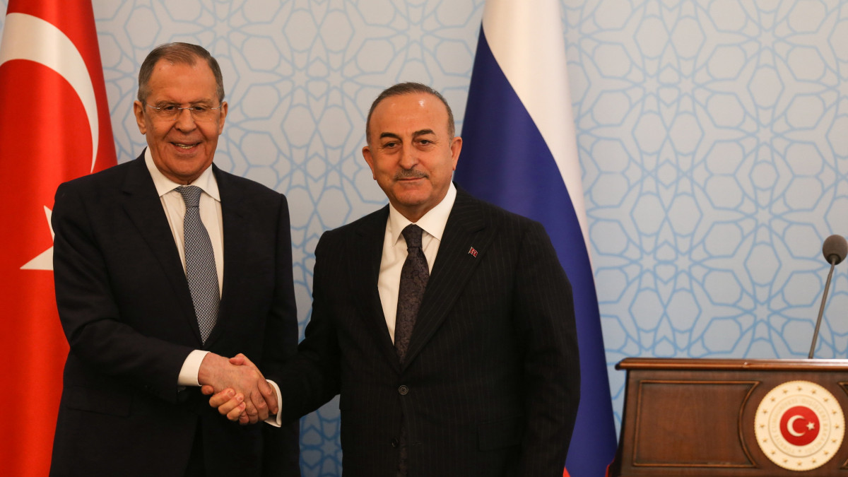 Szergej Lavrov orosz és Mevlüt Cavusoglu török külügyminiszter kezet fog közös sajtóértekezletük után az ankarai elnöki palotában 2023. április 7-én.