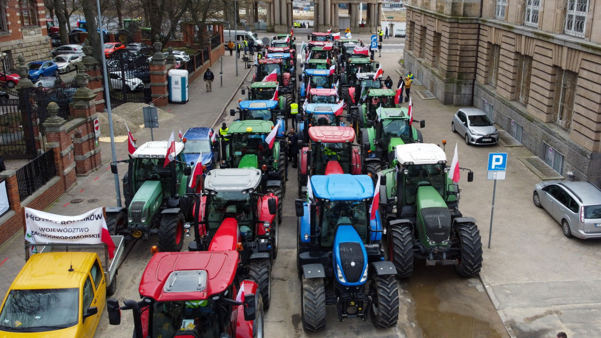 Lengyel gazdák traktoros útblokáddal tiltakoznak az ukrán gabonaimport ellen Szczecin északnyugati nagyvárosban 2023. április 3-án. A gazdák szerint az Ukrajnából behozott gabonamennyiség lenyomja a hazai szemes termények felvásárlási árát a lengyel gabonapiacon.