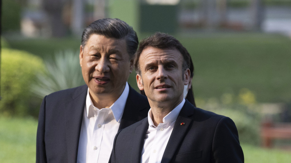 A hivatalos látogatáson Kínában tartózkodó Emmanuel Macron francia elnök (j) Hszi Csin-ping kínai államfő társaságában a dél-kínai Kuangtung (Guangdong) tartománybeli Kuangcsouban 2023. április 7-én.