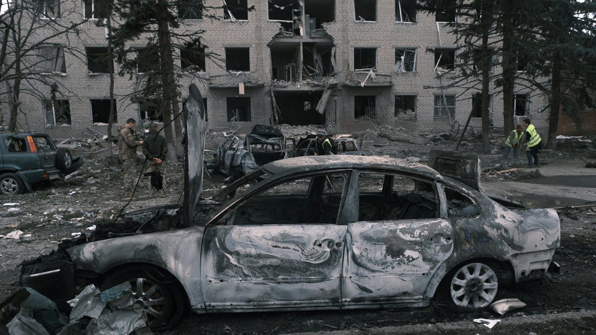 Orosz rakétacsapásban megsemmisült autó egy rommá vált épület előtt a kelet-ukrajnai Donyecki területen fekvő Szlovjanszkban 2023. március 27-én. A támadásban két helyi lakos vesztette életét és legalább 29-en megsérültek.