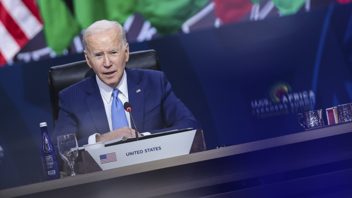 Joe Biden amerikai elnök az Egyesült Államok-Afrika-csúcstalálkozó zárónapján tartott tanácskozáson Washingtonban 2022. december 15-én. A tárgyalássorozaton az amerikai kormány több tagja, valamint 49 afrikai állam küldöttsége és az Afrikai Unió vezetői vettek részt.