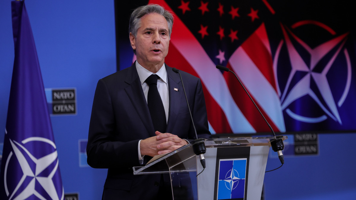 Antony Blinken amerikai külügyminiszter sajtótájékoztatót tart a NATO kétnapos külügyminiszteri értekezletének második napi ülése után Brüsszelben 2023. április 5-én.