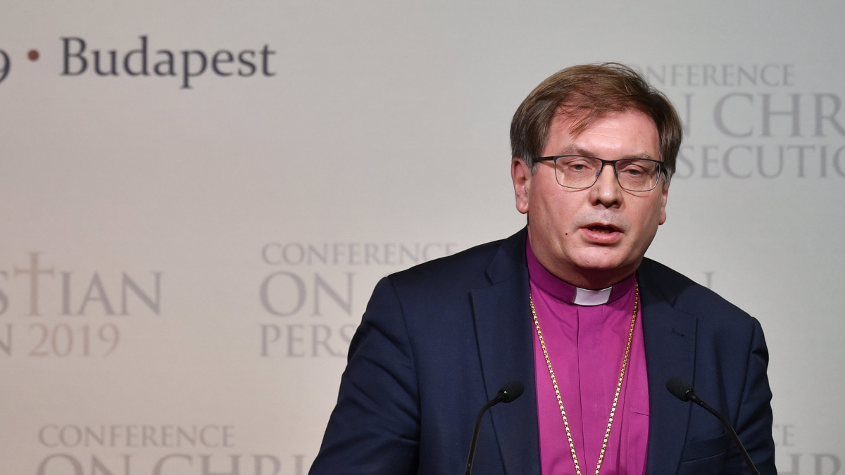Fabiny Tamás, a Magyarországi Evangélikus Egyház elnök-püspöke köszöntőt mond a keresztényüldözésről szóló második nemzetközi konferencia megnyitóján a budapesti Corinthia Hotelben 2019. november 26-án.