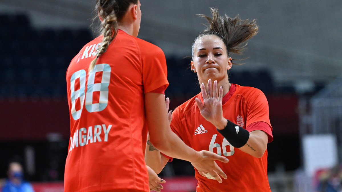 Kiss Nikoletta (b) és Lukács Viktória a világméretű koronavírus-járvány miatt 2021-re halasztott 2020-as tokiói nyári olimpia női kézilabda-bajnokságának negyeddöntőjében játszott Magyarország  Norvégia mérkőzésen a Jojogi Nemzeti Sportcsarnokban 2021. augusztus 4-én.
