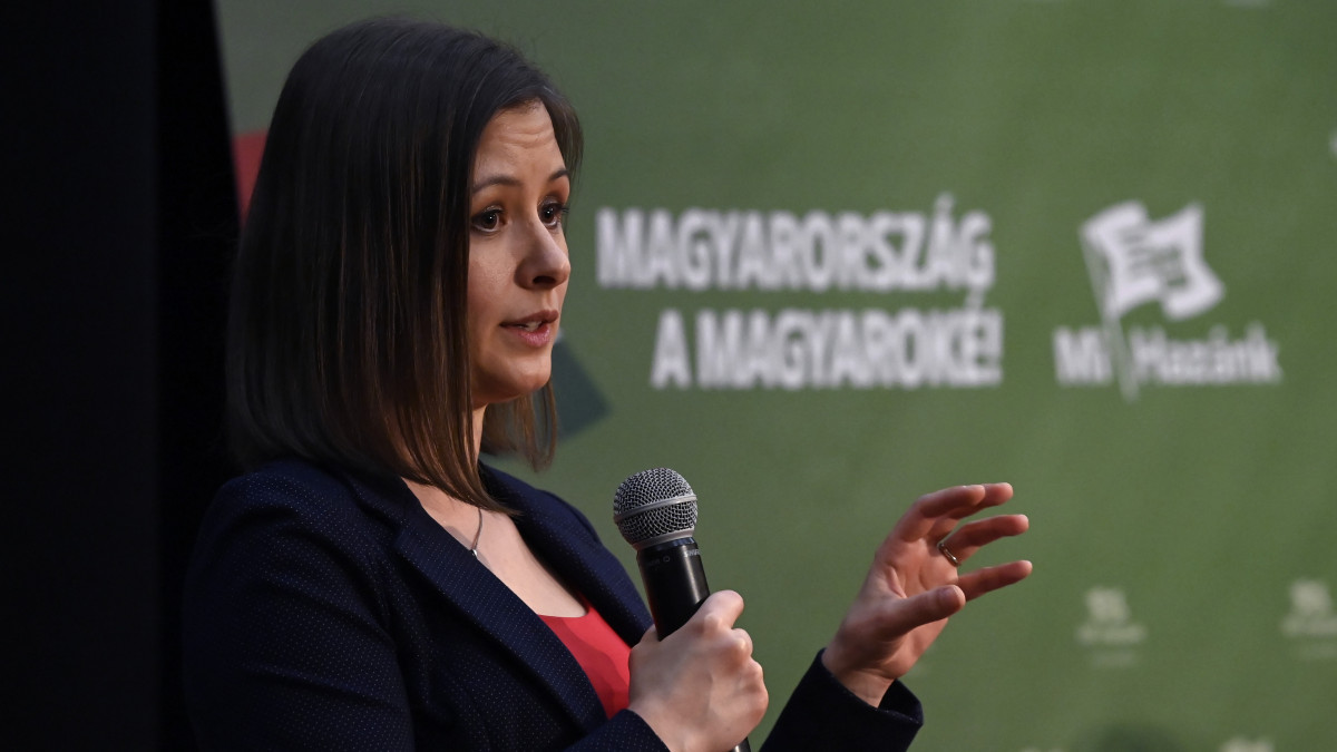 Dúró Dóra, a Mi Hazánk elnökhelyettese beszédet mond a párt kampányzáró rendezvényén Budapesten, a Fővárosi Művelődési Házban 2022. április 1-jén.
