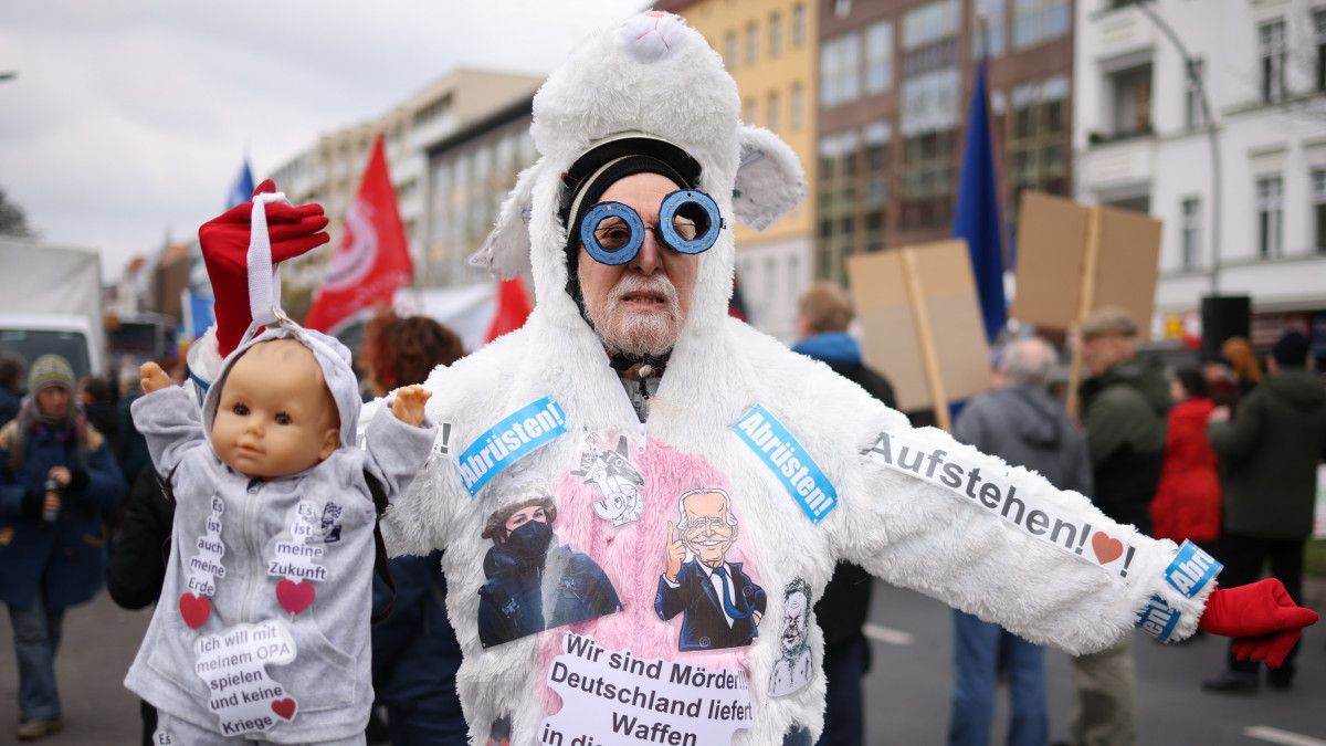 A hagyományos német húsvéti béketüntetések berlini eseményének egyik résztvevője 2023. április 8-án. Németország-szerte ezrek követeltek tárgyalásokat az Ukrajna elleni orosz háború lezárásának érdekében.
