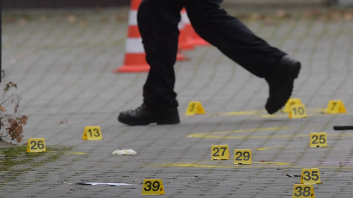 Helyszínelő rendőr Berlinben 2020. december 26-án, miután lövöldözés volt a német főváros Kreuzberg kerületében. Négy ember megsebesült, három súlyosan, a támadó elmenekült.
