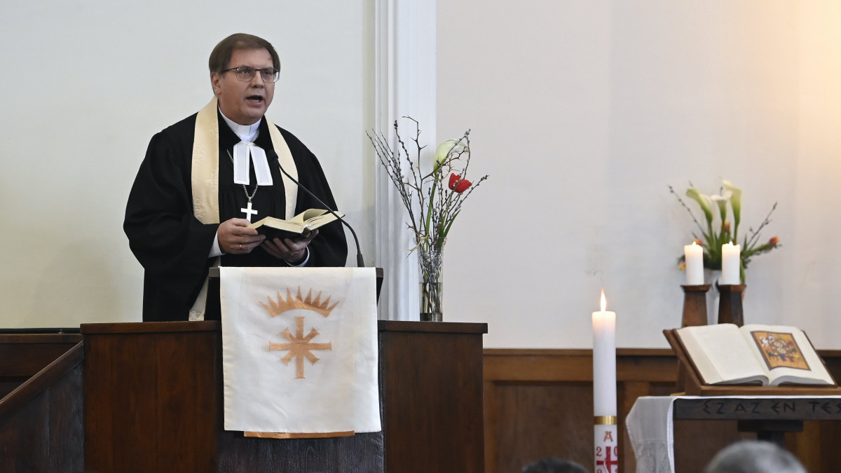Fabiny Tamás, a Magyarországi Evangélikus Egyház elnök-püspöke igét hirdet a húsvétvasárnapi ünnepi istentiszteleten a budavári evangélikus templomban 2023. április 9-én.