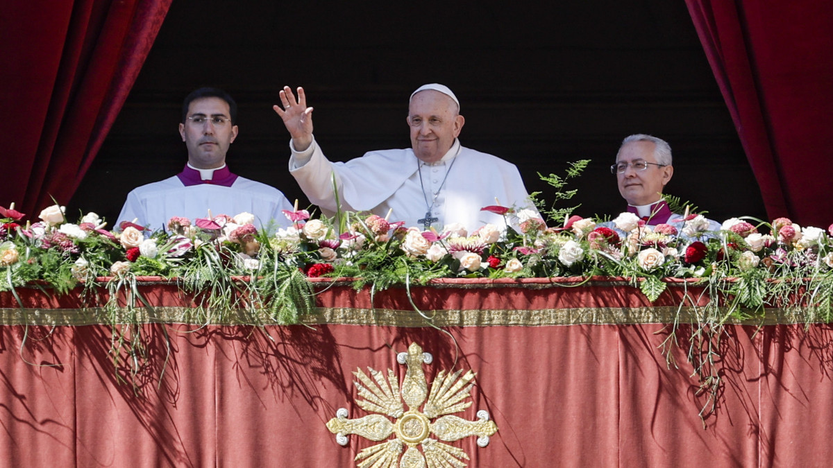 Ferenc pápa (k) a vatikáni Szent Péter-bazilika erkélyén, ahonnan elmondja hagyományos húsvétvasárnapi üzenetét és Urbi et Orbi (a városnak és a világnak) áldását 2023. április 9-én.