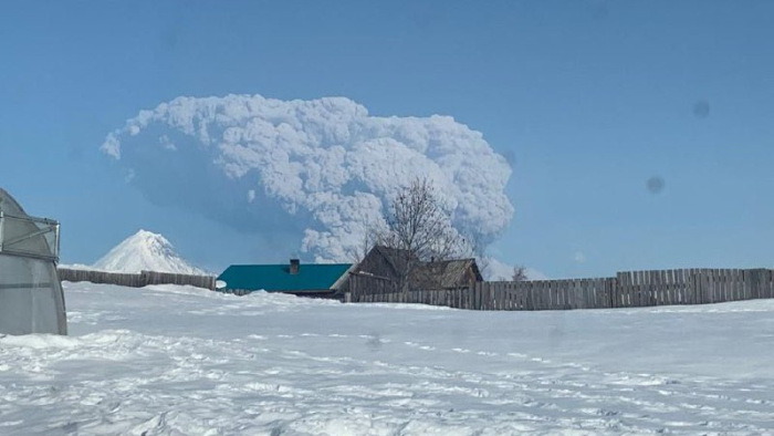 Tíz kilométer magas hamufelhőt okádott egy vulkán - videó