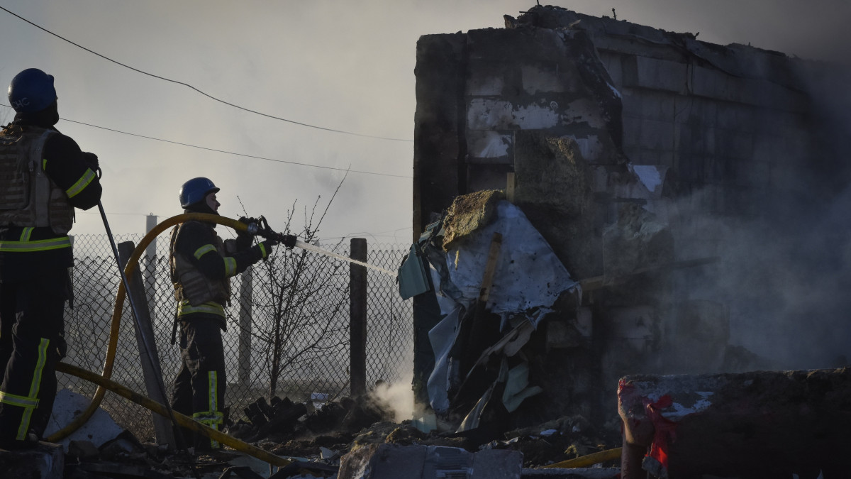 Ukrán mentőegységek dolgoznak egy orosz rakétatámadásban találatot kapott épület romjainál a kelet-ukrajnai Zaporizzsja megyében 2023. március 31-én.