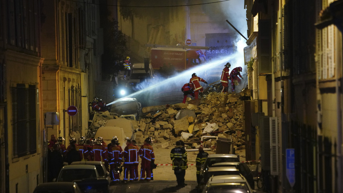 Romokon dolgoznak mentők Marseille-ben 2023. április 9-én hajnalban, miután összedőlt egy lakóház a dél-franciaországi kikötővárosban. A feltehetőleg robbanás okozta szerencsétlenségben legalábbb öt ember megsérült.