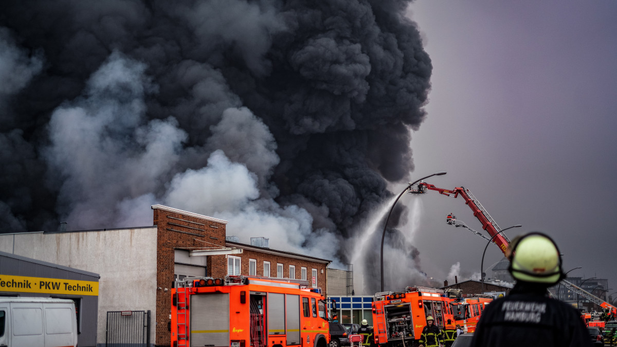 Raktártüzet oltanak tűzoltók Hamburg Rothenburgsort negyedében 2023. április 9-én. A levegőbe került füstgázok és vegyszerek okozta veszély miatt a tűzoltók azt javasolták, hogy a város északkeleti övezetének jelentős részében mindenki tartsa zárva az ablakokat és az ajtókat.