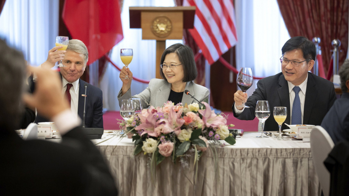 A tajvani elnöki hivatal által közreadott képen Caj Ing-ven tajvani elnök (k) díszebéden látja vendégül Michael McCaul texasi republikánus képviselőt, az amerikai képviselőház külügyi biztottságának elnökét (b) és az általa vezetett amerikai kongresszusi küldöttséget Tajpejben 2023. április 8-án. Ezen a napon a kínai hadsereg háromnapos hadgyakorlatot kezdett a Tajvani-szorosban, amiért Caj Jing-ven az Egyesült Államokban találkozott az amerikai képviselőház elnökével, Kevin McCarthyval.