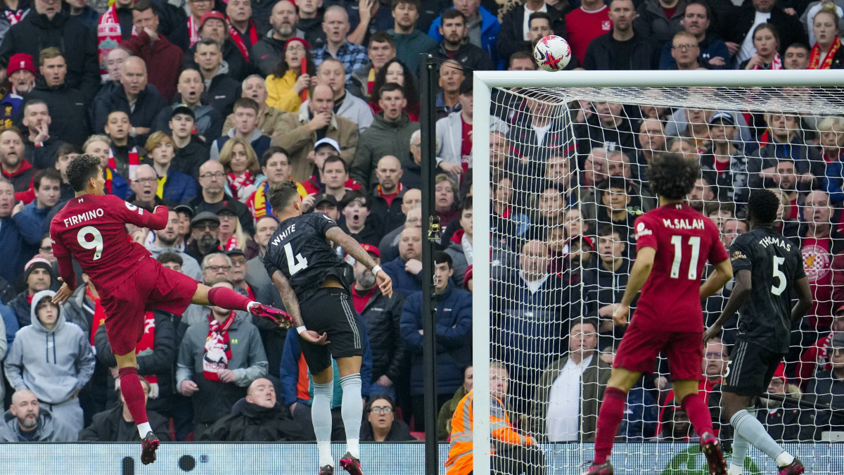 Roberto Firmino, a Liverpool játékosa (b) befejeli csapata második, egyenlítő gólját az Arsenal ellen az angol első osztályú labdarúgó-bajnokság 2023. április 9-i mérkőzésén a liverpooli Anfield Road-i Stadionban.