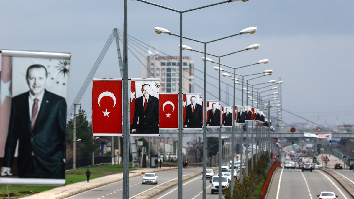 Recep Tayyip Erdogan török elnök választási plakátjai a délkelet-törökországi Diyarbakirban 2023. március 20-án. Az elnökválasztást május 14-én tartják Törökországban.