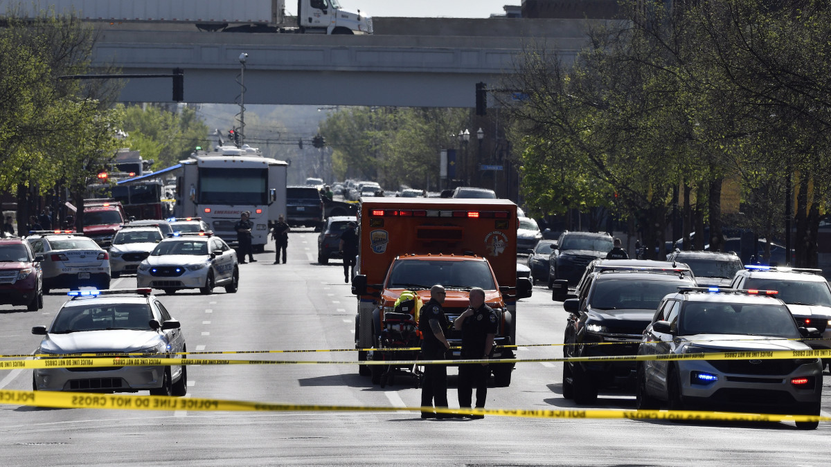 Rendőrök őrt állnak egy  lövöldözés helyszínén a Kentucky állambeli Louisville központjában lévő Old National Bank közelében 2023. április  10-én. A támadó legkevesebb négy embert agyonlőtt és nyolcat megsebesített.