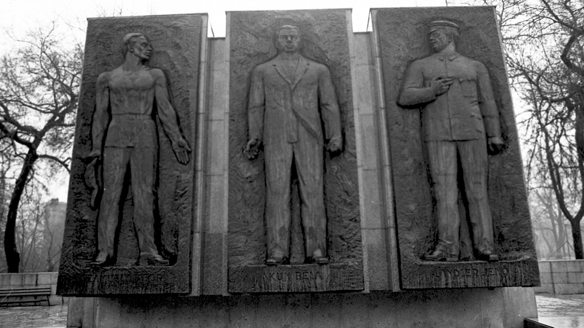 fotó: Fortepan / Urbán Tamás - (Ludovika (Kun Béla) tér, Munkásmozgalmi harcosok emlékműve (Olcsai Kiss Zoltán, Farkas Aladár, Herczeg Klára, 1967.)