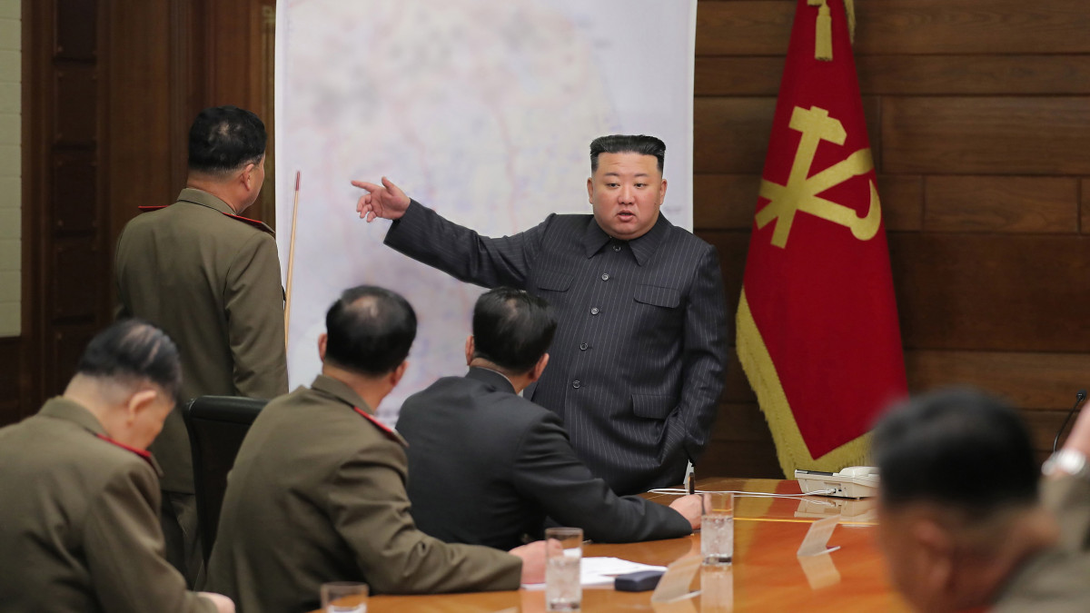 Az észak-koreai állami hírügynökség (KCNA) által 2023. április 11-én közreadott képen Kim Dzsong Un elsőszámú észak-koreai vezető, a Koreai Munkapárt főtitkára, a Nemzetvédelmi Bizottság első elnöke (k) részt vesz a párt központi katonai bizottságának az ülésén Phenjanban április 10-én.