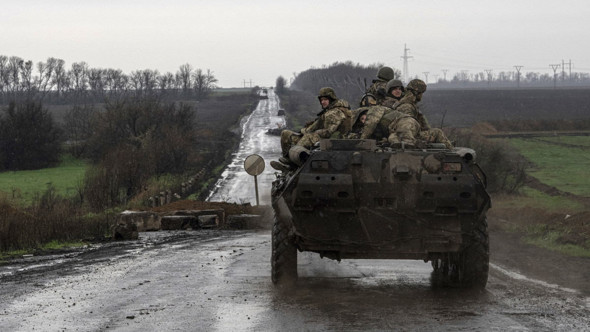 Ukrán katonák páncélozott harcjárművel a fronton lévő állásukhoz mennek a kelet-ukrajnai Donyecki területen, Vuhledar közelében 2023. április 9-én.