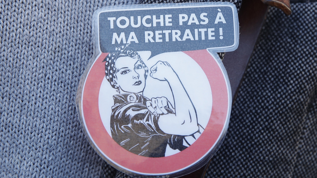 Ne nyúlj a nyugdíjamhoz! jelentésű felirat egy tiltakozó kitűzőjén a francia kormány tervezett nyugdíjreformja ellen tartott tüntetésen Párizsban 2023. február 7-én. A szakszervezetek felhívására több francia városban munkabeszüntetéssel tiltakoznak a nyugdíjrendszer átalakítása ellen, amellyel a kormány a nyugdíjkorhatárt a jelenlegi 62 életévről 64-re emelné 2030-ra.
