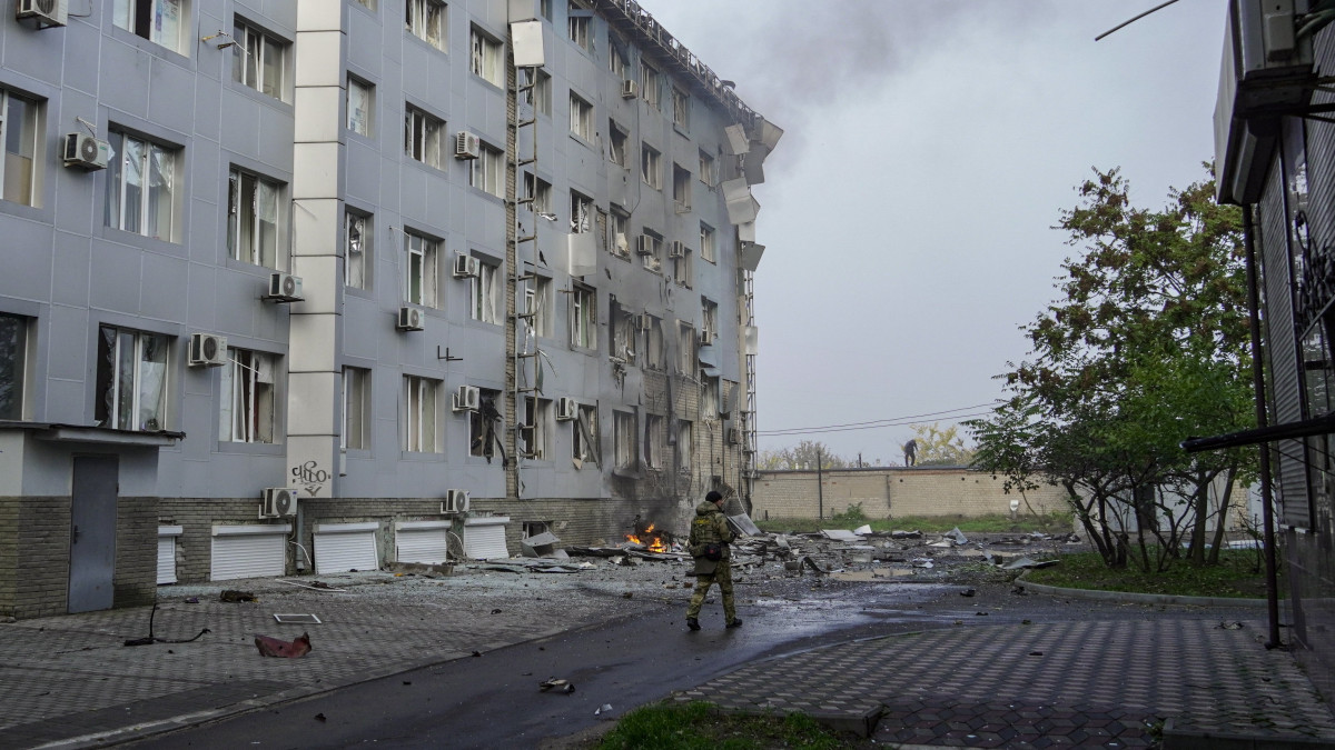 Felrobbant jármű ég a ZaTV épülete mellett a délkelet-ukrajnai Zaporizzsja régióban fekvő Melitopolban 2022. október 25-én. A detonációban öten megsérültek.
