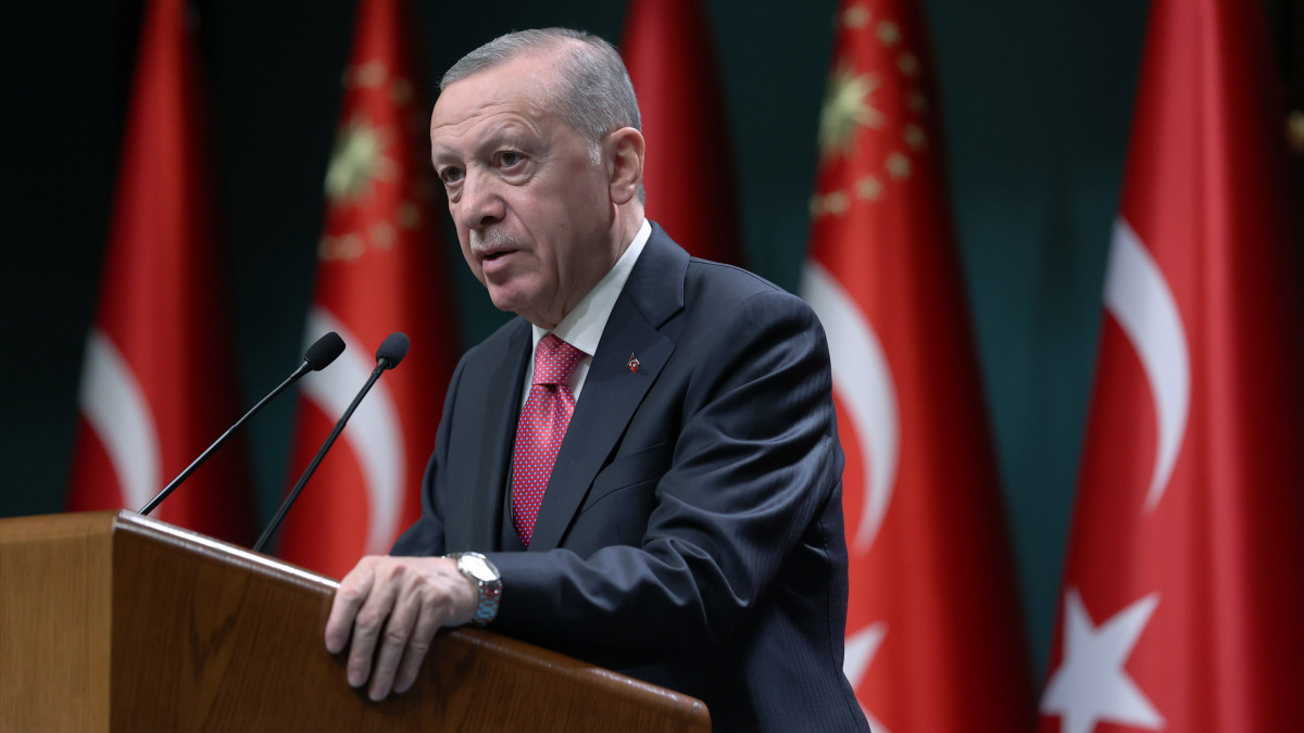 A török elnöki sajtóiroda által közreadott képen Recep Tayyip Erdogan török államfő beszél, miután aláírta a választásokra vonatkozó dokumentumokat az ankarai elnöki palotában rendezett sajtótájékoztatón 2023. március 10-én. Erdogan bejelentette, hogy, május 14-én tartják az idei elnök- és parlamenti választást.