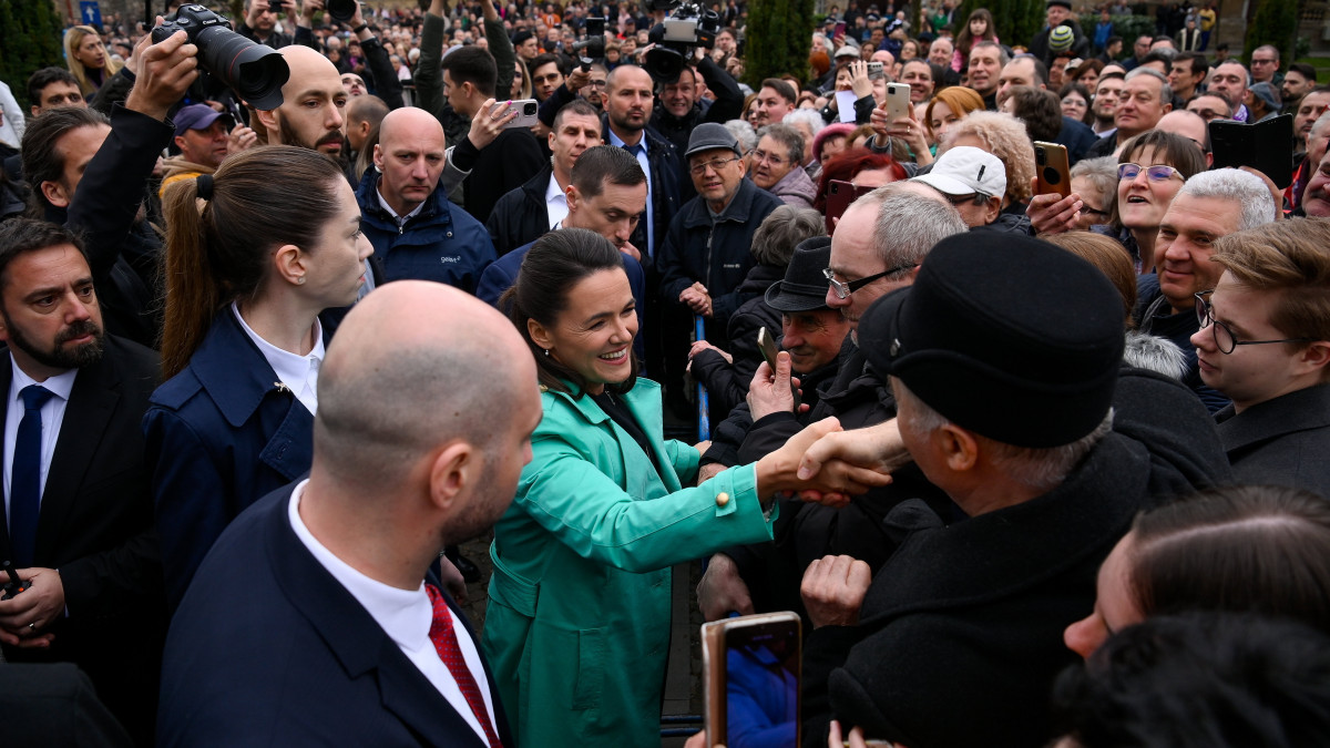 Novák Katalin köztársasági elnök helyiekkel találkozik Kölcsey Ferenc szobrának átadása után a partiumi Nagykárolyban 2023. április 12-én.