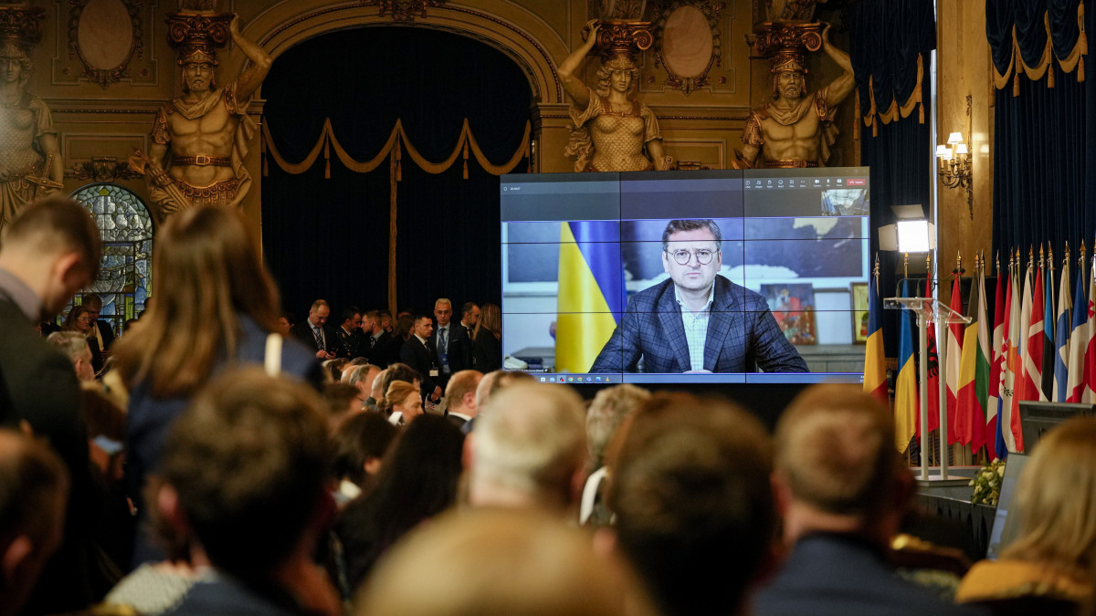 Dmitro Kuleba ukrán külügyminiszter videókapcsolaton keresztül beszél a Krími Platform nevű kezdeményezés első alkalommal megrendezett Fekete-tengeri Biztonsági Konferenciáján Bukarestben 2023. április 13-án.