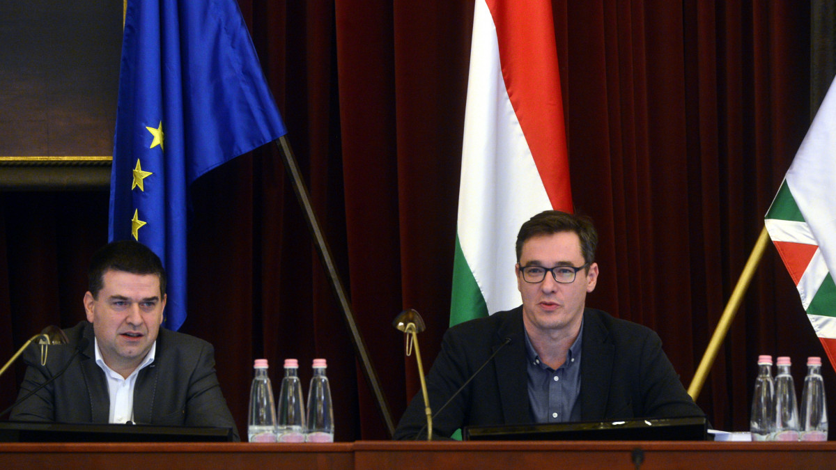 Karácsony Gergely főpolgármester (j) és Kiss Ambrus (független) általános főpolgármester-helyettes a Fővárosi Közgyűlés ülésén a Városházán 2022. december 14-én.