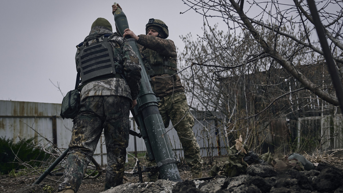 Ukrán katonák orosz állásokat készülnek aknavetővel lőni a donyecki régióban fekvő, ostromgyűrűben lévő Bahmutban 2023. március 25-én. Bahmutot az ukrán védelmi erők tartják ellenőrzésük alatt, míg az orosz egységek erőiket a környező települések irányában történő támadó műveletek végrehajtására összpontosítják.
