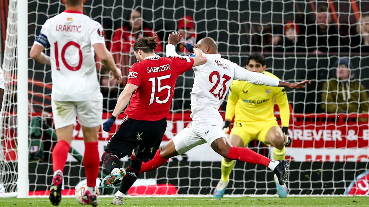 Marcel Sabitzer, a Manchester United játékosa (k) berúgja csapata első gólját a Sevilla ellen a labdarúgó Európa-liga negyeddöntőjének első mérkőzésén a manchesteri Old Trafford Stadionban 2023. április 13-án.