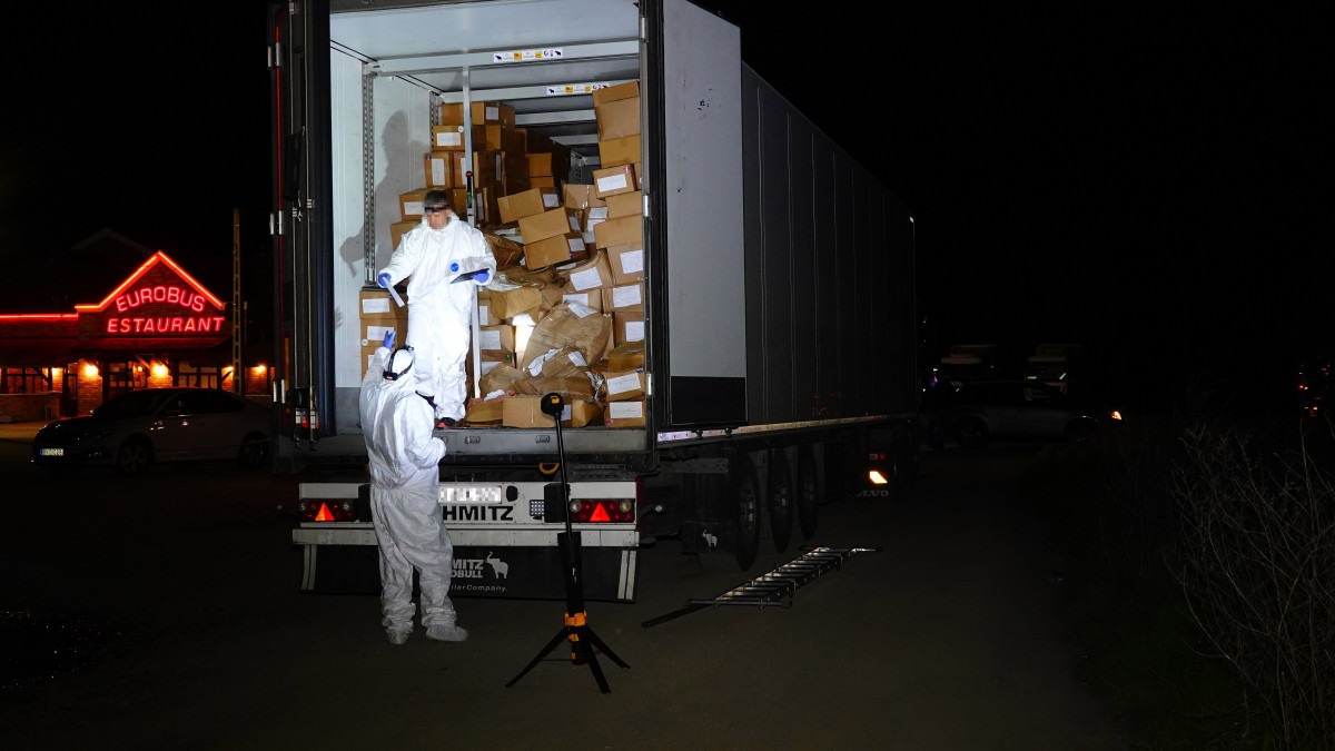 Bűnügyi technikusok helyszínelnek egy kamion rakterében Kisteleken 2023. április 13-án. A rendőrök a román hatóságtól kapott információk alapján ellenőriztek egy török tehergépkocsit és annak 34 éves török állampolgárságú vezetőjét Kisteleken. A kamion rakterét átvizsgálva 17 határsértőt találtak. A levegőtlen, szellőzés nélküli hideg raktérben 16 egyiptomi és egy líbiai férfi zsúfolódott össze, feltehetően a magyar-román együttműködésnek és a gyors beavatkozásnak köszönhetik életüket. A járőrök a határsértőkhöz mentőt hívtak, akik a helyszínen ellátták a külföldieket. Az embercsempésszel szemben eljárás indult.