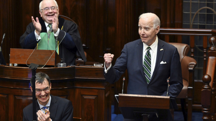 Joe Biden szokatlanul nyílt bírálattal illette a brit kormányt