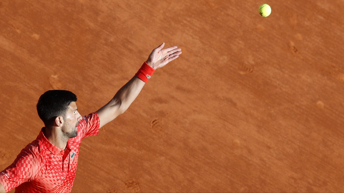 A szerb Novak Djokovic az orosz Ivan Gakov ellen játszik a monte-carlói salakpályás férfi tenisztorna első fordulójában 2023. április 11-én.