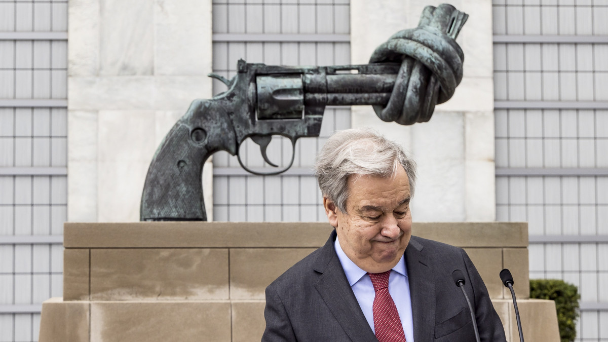 Antonio Guterres, az ENSZ főtitkára az ukrajnai humanitárius helyzetről beszél a világszervezet New York-i székháza előtt 2022. április 19-én. Mögötte Carl Fredrik Reuterswärd svéd szobrász és festő The Knotted Gun című szobra.