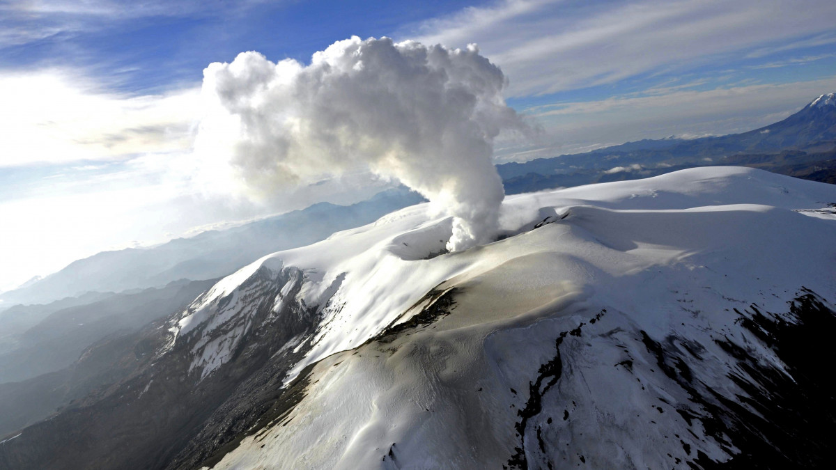 A Kolumbiai Földtani Szolgálat által közreadott képen a kolumbiai Nevado del Ruiz tűzhányó Manizales közelében 2023. március 31-én. A földtani szolgálat adatai szerint növekszik a vulkán kitörésének lehetősége.