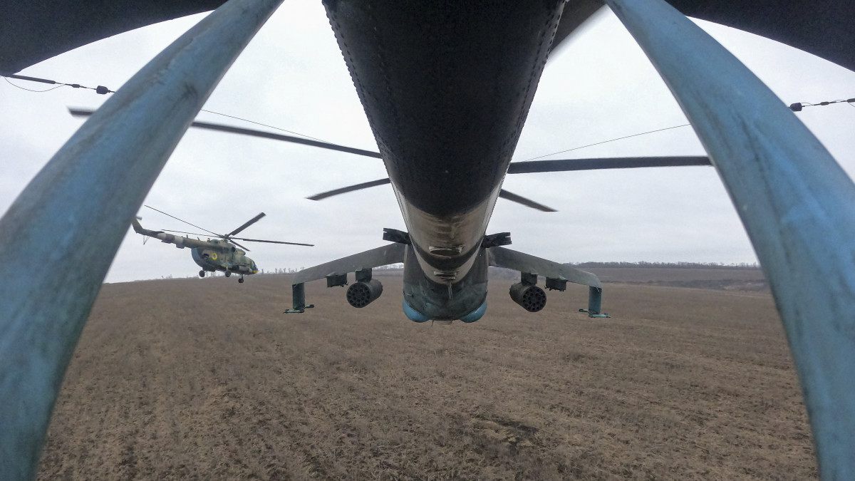 Mi-24-es és Mi-8 típusú harci helikopterek tartanak orosz állások felé a donyecki régióban 2023. március 19-én.
