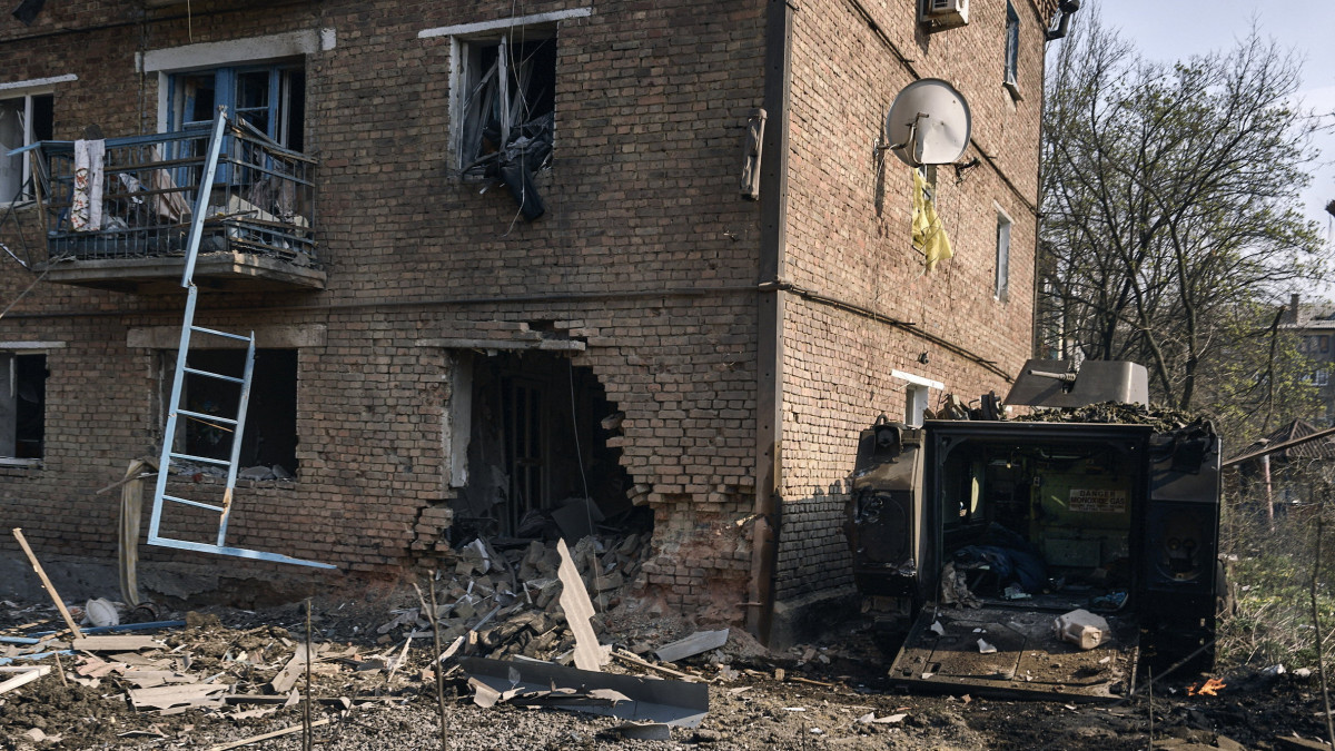 Légitámadás során megrongálódott lakóépület az orosz erők által ostromlott kelet-ukrajnai Bahmutban 2023. április 9-én.