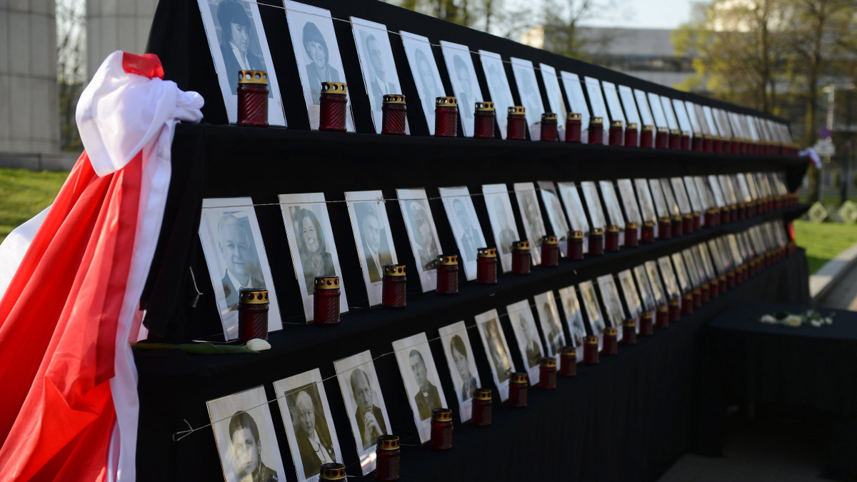 Varsó, 2017. április 10.A szmolenszki repülőszerencsétlenség áldozatainak fényképei a varsói parlament közelében 2017. április 10-én. A Lech Kaczynski lengyel elnököt és feleségét, valamint 94 másik embert  köztük az állami szféra és a hadsereg több vezető személyiségét  szállító repülőgép 2010. április 10-én zuhant le az oroszországi Szmolenszk közelében, és senki sem élte túl közülük a katasztrófát. (MTI/EPA/Jakub Kaminski)