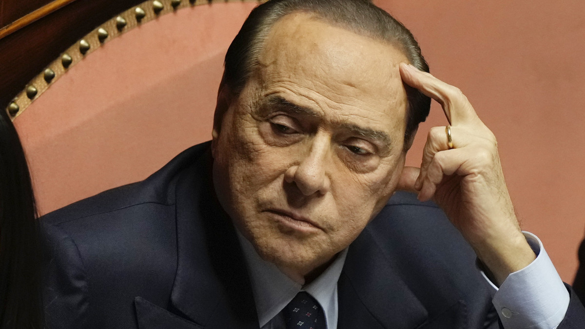 2022. október 26-án a római szenátusban készített kép Silvio Berlusconi volt olasz miniszterelnökről, a Hajrá, Olaszország párt alapító elnökéről, akit 2023. április 5-én kórházba szállítottak, sajtóértesülések szerint légzési nehézségekkel.