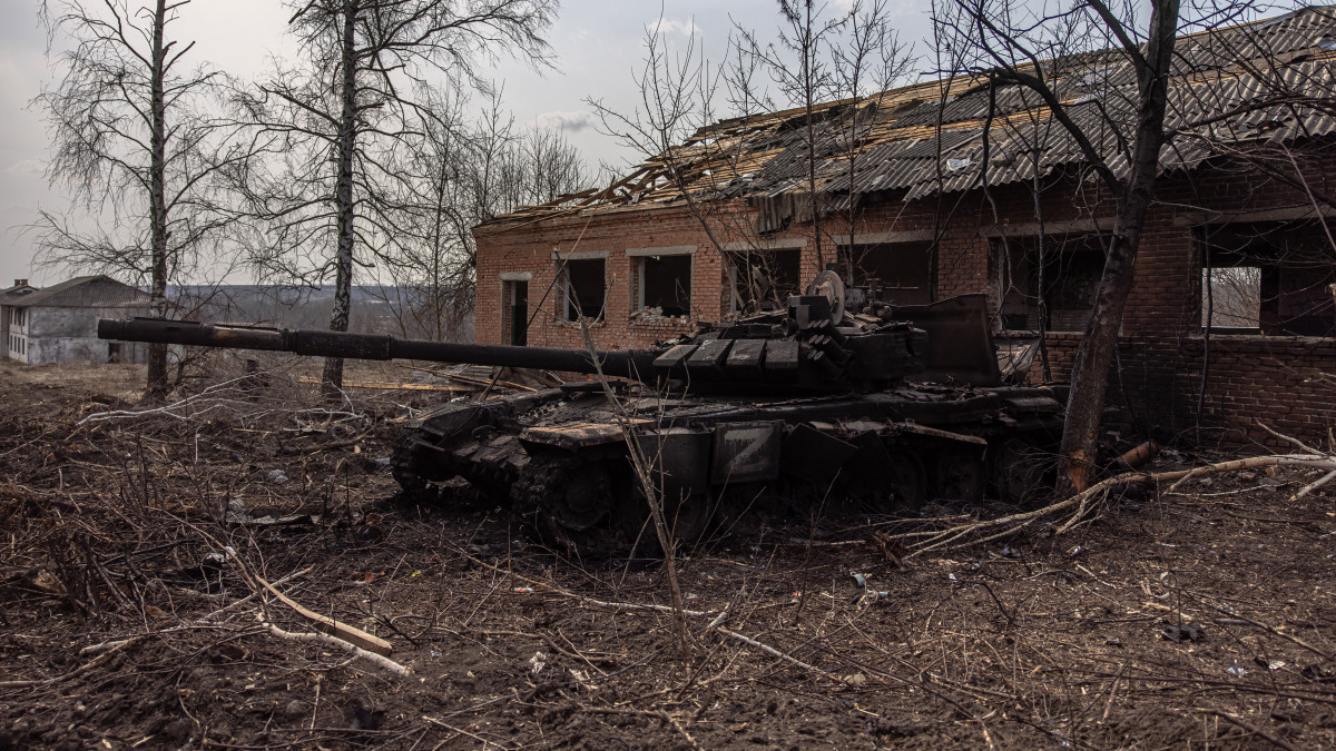 Megsemmisült orosz páncélozott harcjármű a kelet-ukrajnai Harkiv közelében 2022. március 31-én.