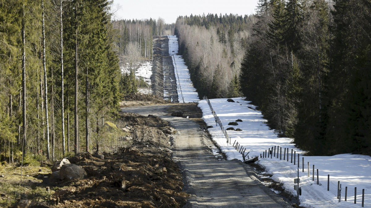 Épül a kerítés a finnorosz határ mentén a délkelet-finnországi Imatra határátkelő közelében 2023. április 14-én. Egyelőre egy 200 kilométeres szakaszt állítanak fel, a kerítés három méter magas lesz, a tetején szögesdróttal. Az Európai Unión belül Finnországnak van a leghosszabb közös határa Oroszországgal, közel 1350 kilométer.