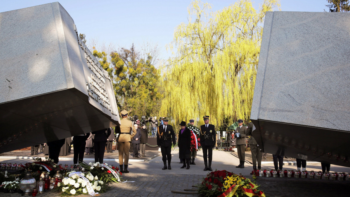 A szmolenszki repülőszerencsétlenség áldozatainak tiszteletére rendezett ünnepség a varsói Powazki katonai temetőben lévő emlékműnél 2017. április 10-én. A Lech Kaczynski lengyel elnököt és feleségét, valamint 94 másik embert  köztük az állami szféra és a hadsereg több vezető személyiségét  szállító repülőgép 2010. április 10-én zuhant le az oroszországi Szmolenszk közelében, és senki sem élte túl közülük a katasztrófát.