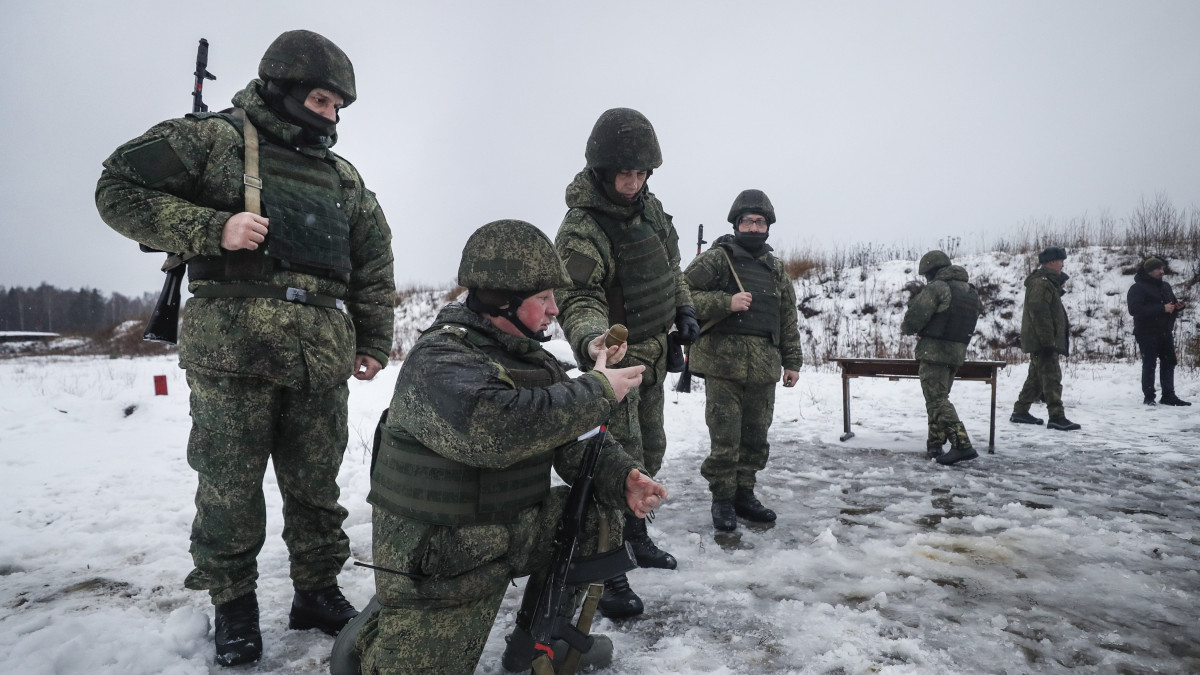 Besorozott újoncokat képeznek ki az orosz védelmi minisztérium noginszki gyakorlóterén 2022. december 13-án. Az orosz védelmi miniszter szerint eddig több mint 300 ezer embert képeztek ki az Ukrajna elleni háború miatt szeptember 21-én elrendelt részleges mozgósítás keretében.MTI/EPA/Jurij Kocsetkov