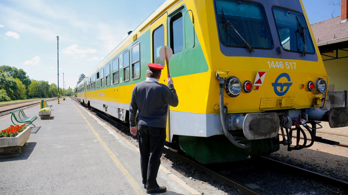 Vonat indul a Kőszeg vasútállomásról 2021. június 1-jén. Ezen a napon sajtótájékoztatót tartottak itt a Kőszeg-Szombathely vasútvonal teljes felújításáról.