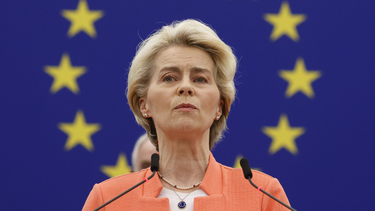 Ursula von der Leyen, az Európai Bizottság elnöke az Európai Unió és Kína közötti kapcsolatok stratégiájának szükszégsségéről rendezett vitán az Európai Parlament strasbourgi üléstermében 2023. április 18-án.