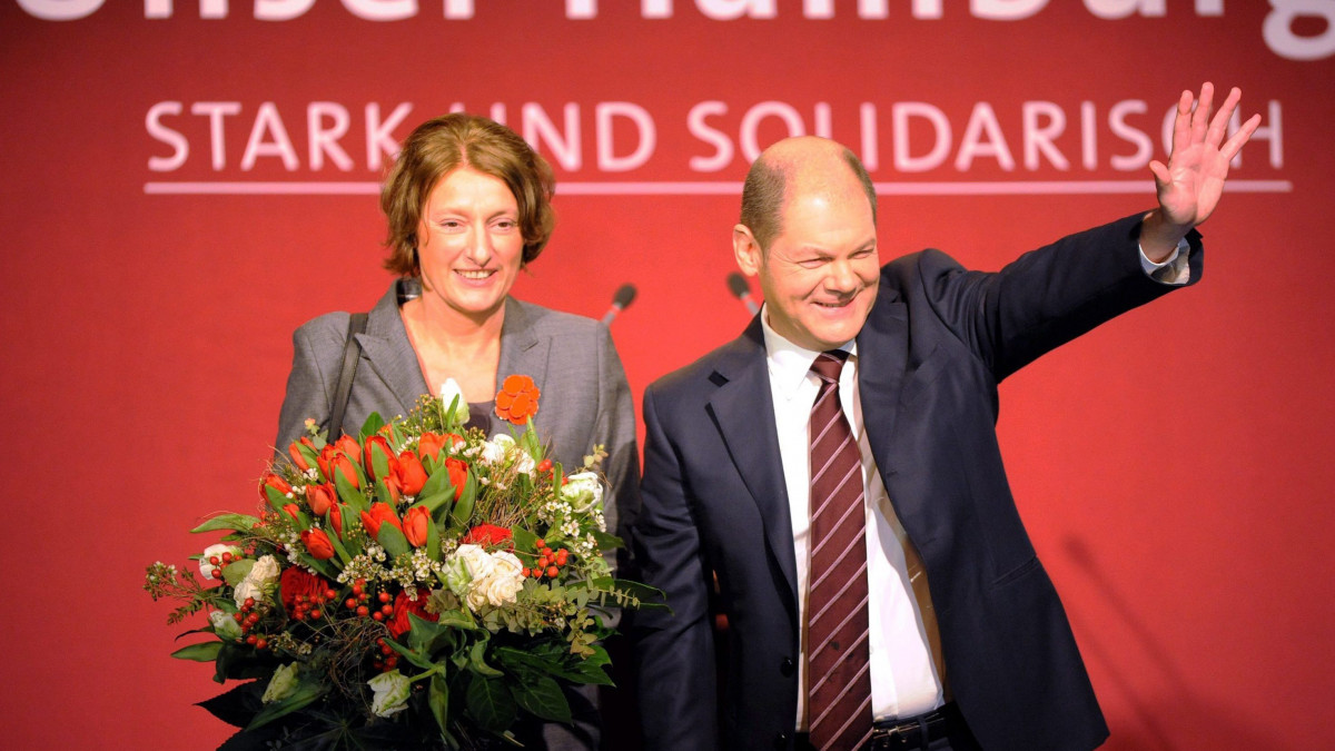 Hamburg, 2011. február 20.Olaf SCHOLZ, a Német Szociáldemokrata Párt, az SPD listavezetője integet támogatóinak a felesége,  Britta ERNST társaságában Hamburgban 2011. február 20-án, miután az SPD győzött az ezen a napon rendezett előre hozott hamburgi tartományi választáson. A hamburgi választással kezdődött meg az úgynevezett szuper választási év, amelyben február és szeptember között hét tartományi parlament összetételéről szavaznak a polgárok Németországban. (MTI/EPA/Maurizio Gambarini)